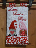 Love Lives Here Mini Quilt, Wall hanging DIGITAL Embroidery File, In The Hoop 6 sizes